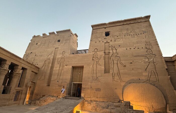 5 Day Luxury Cairo Luxor and Aswan Tour: Pyramids and Abu Simbel by Air